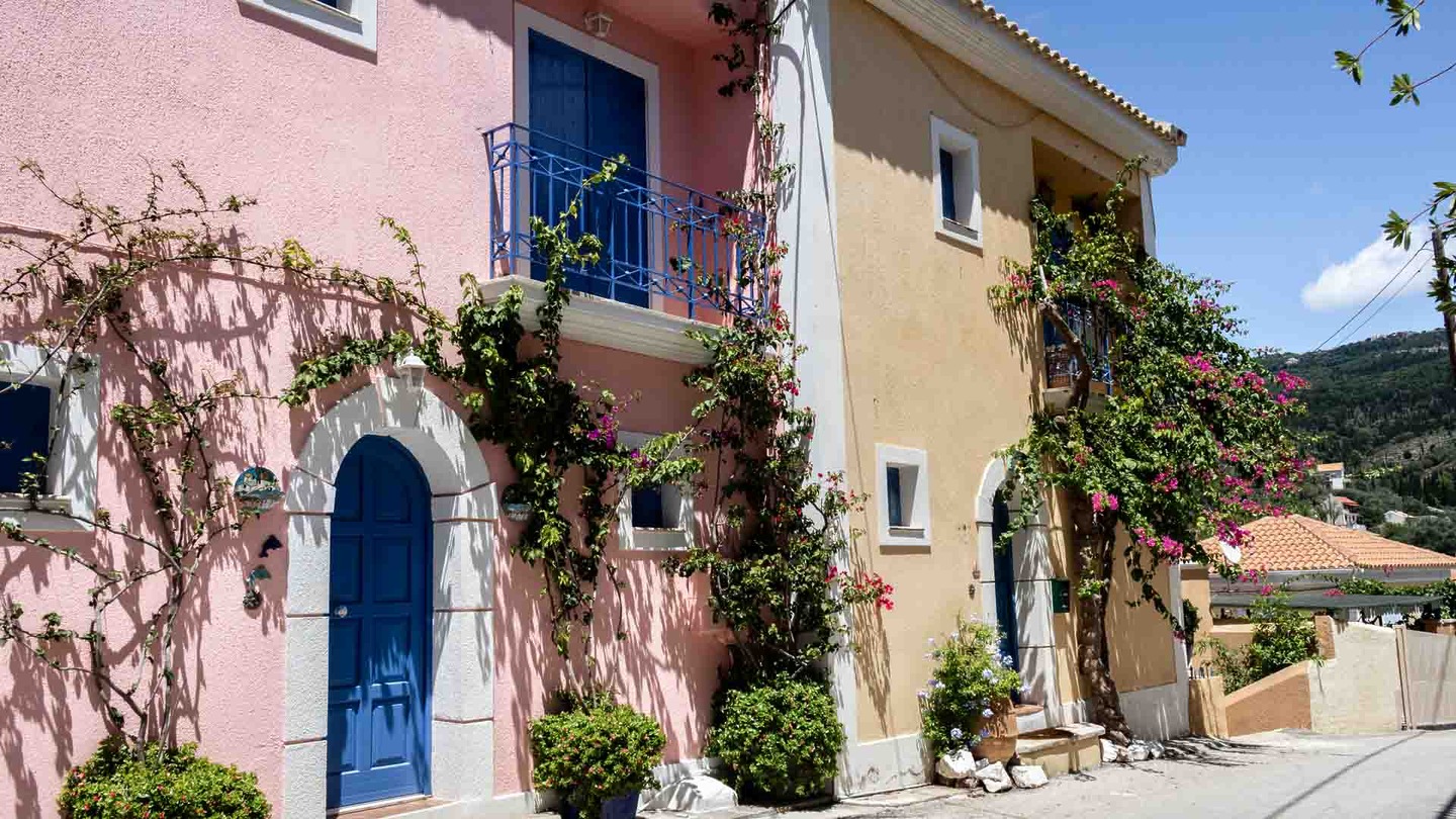 Houses in Assos, Kefalonia travel guide